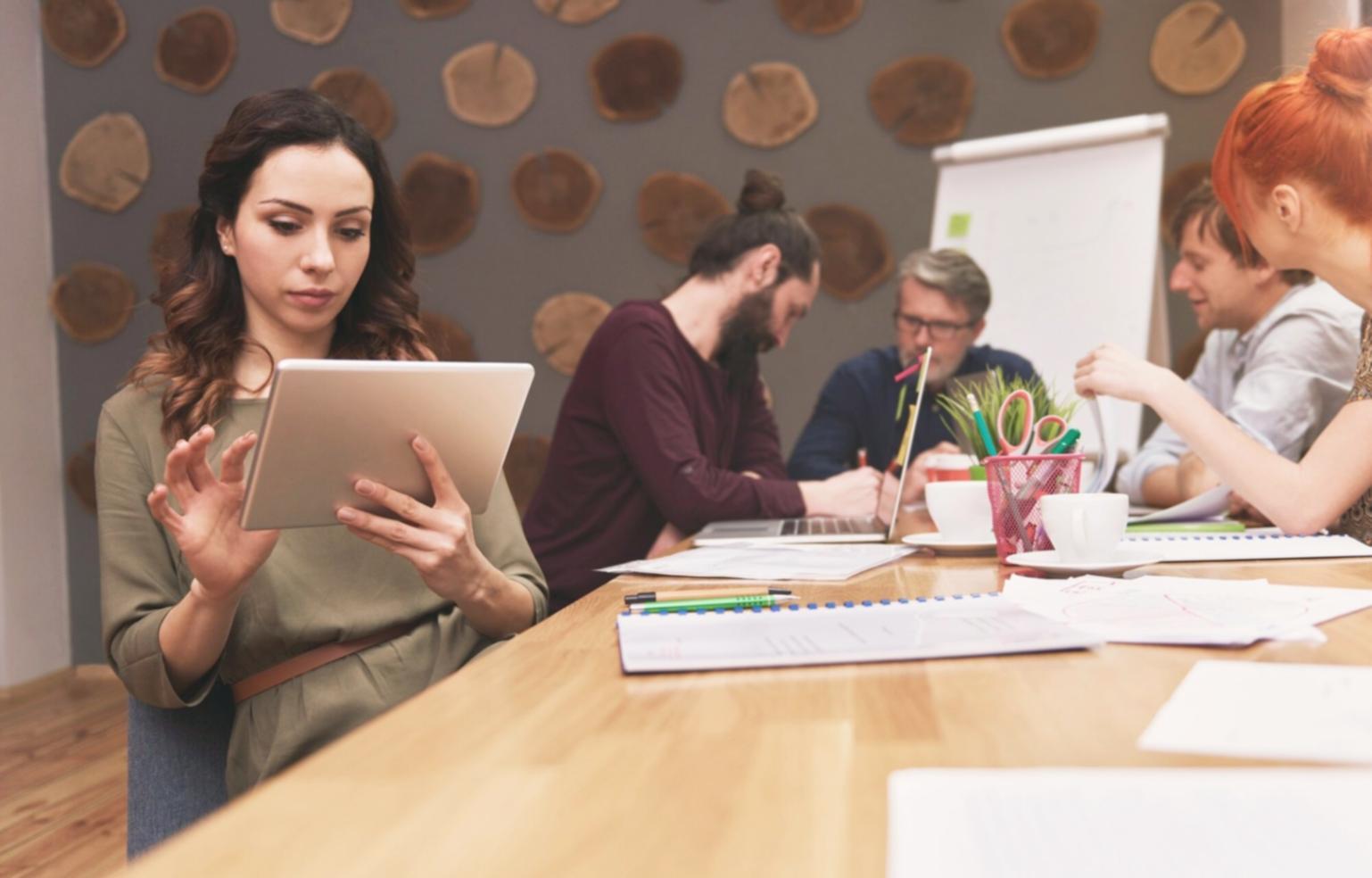 Modernes Büro von Sylzastudio mit Blick auf innovative Finanzanalyse-Dashboards